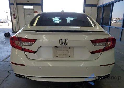2018 Honda Accord Touring z USA, uszkodzony, nr VIN 1HGCV1F99JA042433